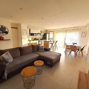 https://vallauris-appartement-moderne-centre-ville.fr-provencehotel.com